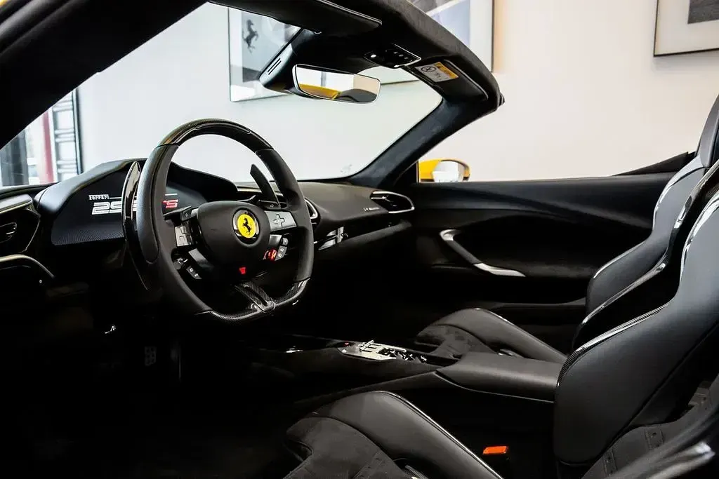 Nouă Ferrari 296 2025 Galben Cabrio