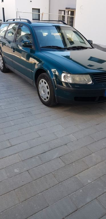 Grün Gebraucht 1999 VW Passat Basis Kombi | 2.500 € (Teuer) - Bild 1/4