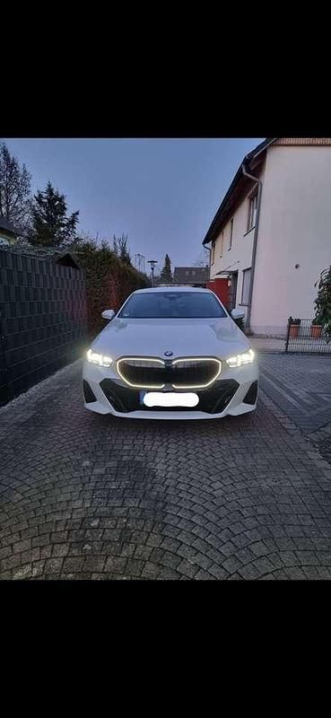 Weiß Gebraucht 2024 BMW 520 M Sport Limousine | 55.000 € (Fairer Preis) - Bild 1/3