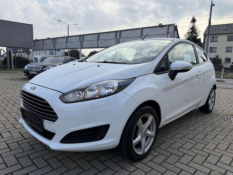 Weiß Gebraucht 2014 Ford Fiesta Trend Kleinwagen | 4.899 € - Bild 1/4