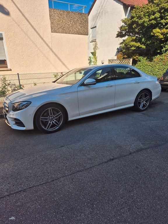 Weiß Gebraucht 2019 Mercedes E220 Limousine | 31.900 € (Fairer Preis) - Bild 1/4