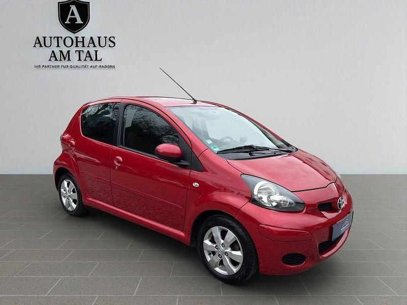 Gebraucht Toyota Aygo 68 PS (50 kW) 2011 Rot Kleinwagen