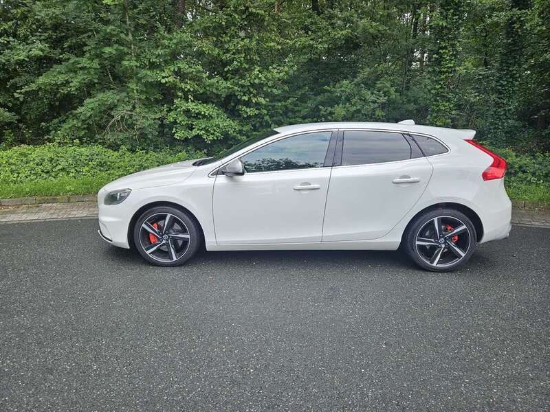 Gebraucht 2015 Volvo V40 R-Design Kombi | 10.500 € (Teuer) - Bild 1/4