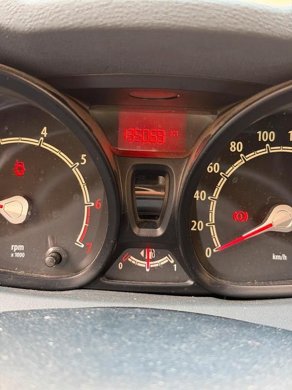 Gebraucht Ford Fiesta 60 PS (44 kW) 2010 Rot Kleinwagen