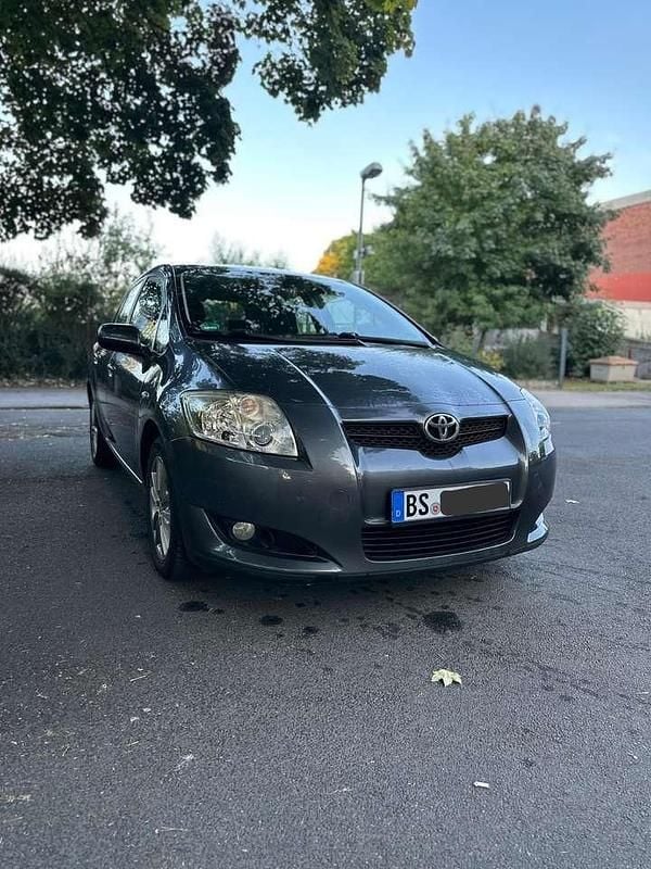 Grau Gebraucht 2010 Toyota Auris Executive Limousine | 3.850 € (Guter Preis) - Bild 1/4