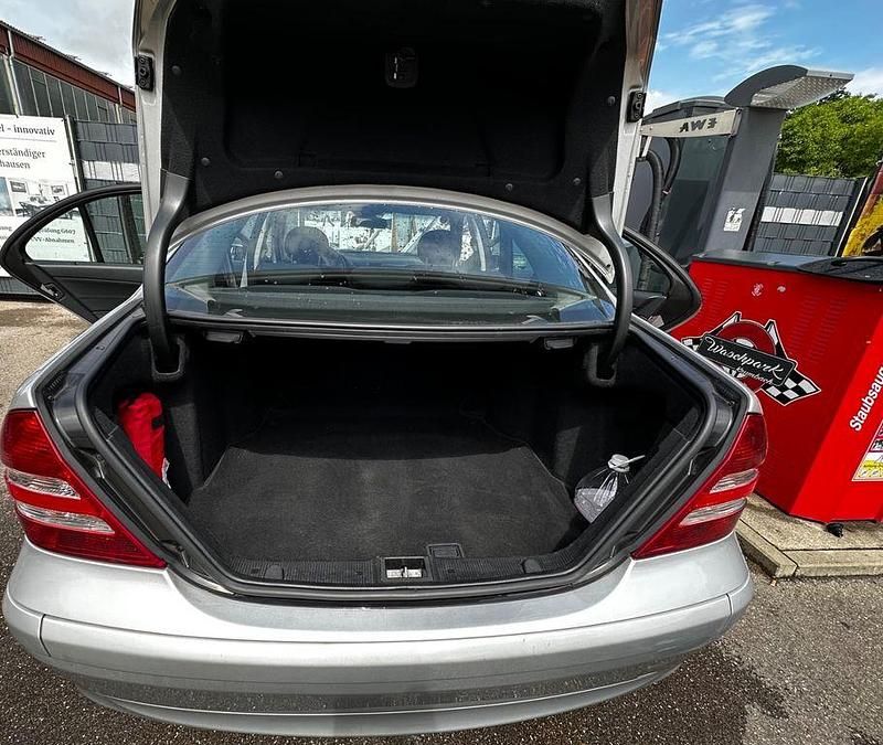 Silber Gebraucht 2004 Mercedes C200 Limousine | 5.300 € (Teuer) - Bild 1/4