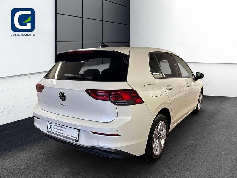 Gebraucht VW Golf Life 116 PS (85 kW) 2023 Oryxweiss perlmutteffekt Limousine