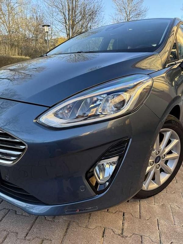 Blau Gebraucht 2019 Ford Fiesta Titanium Kleinwagen | 10.499 € (Guter Preis) - Bild 1/4