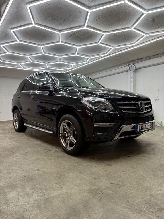 Schwarz Gebraucht 2011 Mercedes ML350 AMG SUV | 18.499 € (Fairer Preis) - Bild 1/4