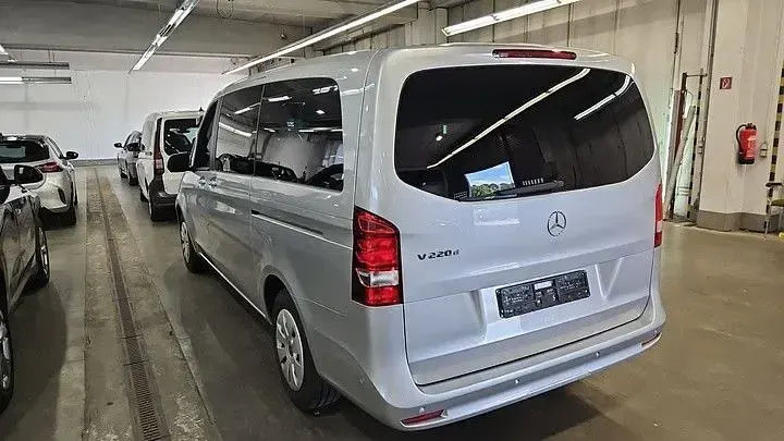 Gebraucht Mercedes 220 163 PS (119 kW) 2022 Silber Van / Kleinbus