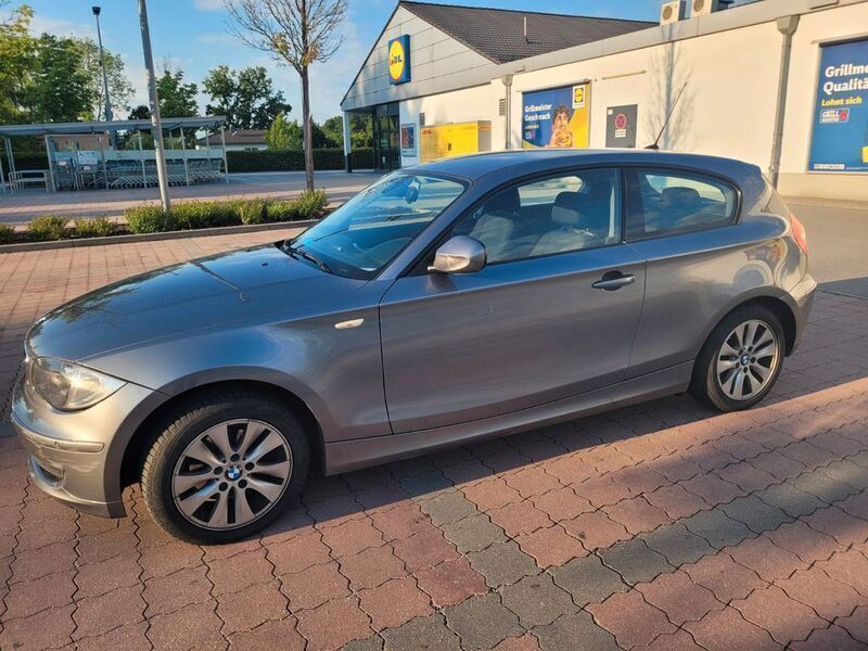 Grau Gebraucht 2011 BMW 116 Kleinwagen | 5.555 € (Fairer Preis) - Bild 1/4