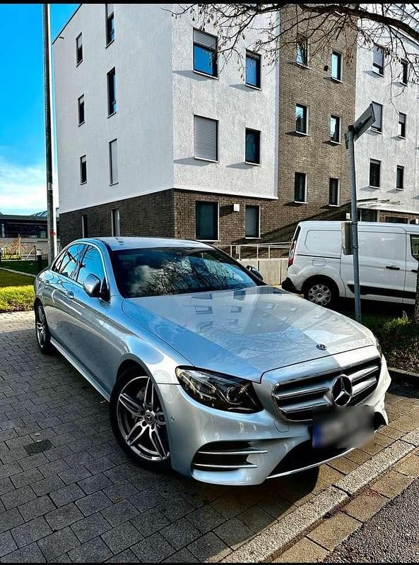 Grau Gebraucht 2019 Mercedes E200 AMG line Limousine | 30.650 € (Fairer Preis) - Bild 1/4
