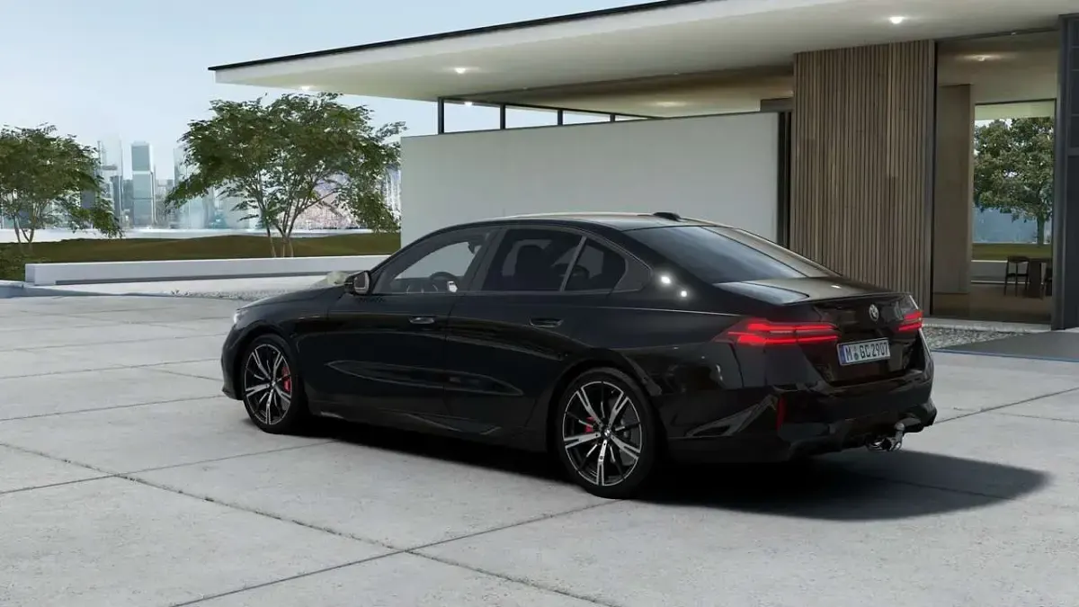 Neu BMW 540 303 PS (222 kW) 2026 Saphirschwarz metallic Limousine