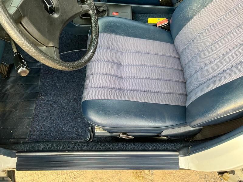 Gebraucht Mercedes 200 109 PS (80 kW) 1982 Weiß Limousine