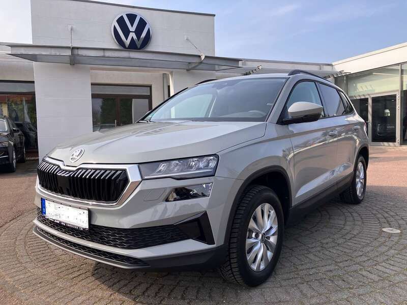 Grau Neu 2025 Skoda Karoq Selection SUV | 31.900 € (Fairer Preis) - Bild 1/4