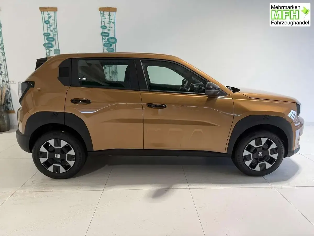 Neu Fiat Grande Panda Icon 110 PS (80 kW) 2025 724 luna bronze Kleinwagen