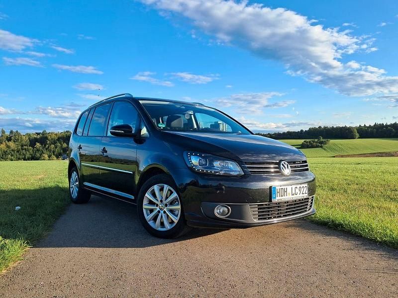Schwarz Gebraucht 2014 VW Touran Highline Van / Kleinbus | 11.999 € (Etwas zu teuer) - Bild 1/4