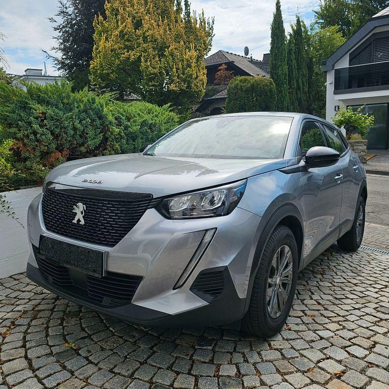 Grau Gebraucht 2022 Peugeot 2008 SUV | 12.200 € (Guter Preis) - Bild 1/4