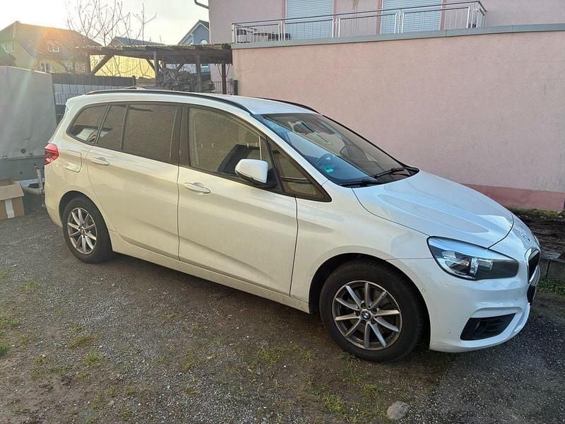Weiß Gebraucht 2016 BMW 218 Gran Tourer Van / Kleinbus | 10.990 € (Guter Preis) - Bild 1/4