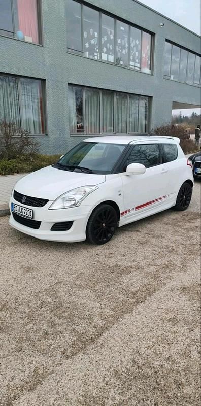 Weiß Gebraucht 2012 Suzuki Swift Kleinwagen | 4.700 € - Bild 1/4