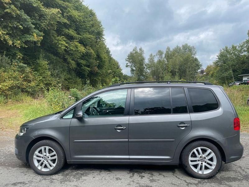 Grau Gebraucht 2011 VW Touran Comfortline Van / Kleinbus | 4.990 € (Superpreis) - Bild 1/4