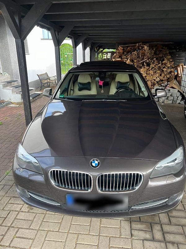 Gebraucht BMW 530 258 PS (189 kW) 2012 Braun Limousine