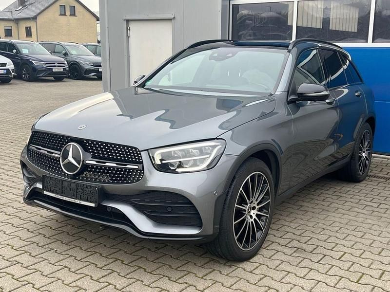 Grau Gebraucht 2019 Mercedes GLC300 AMG SUV | 36.950 € (Fairer Preis) - Bild 1/4