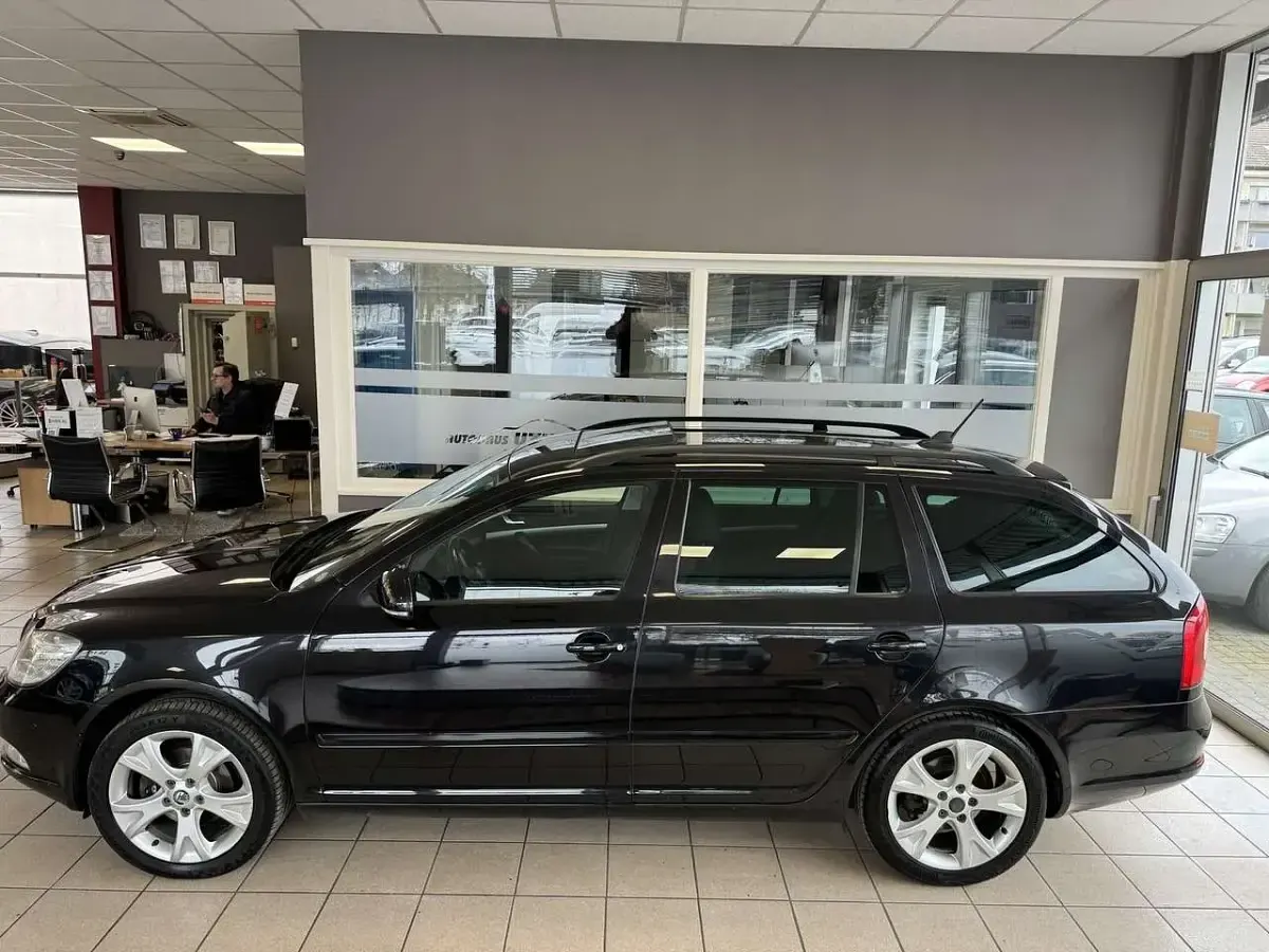 Gebraucht Skoda Octavia Elegance 122 PS (89 kW) 2011 Schwarz Kombi