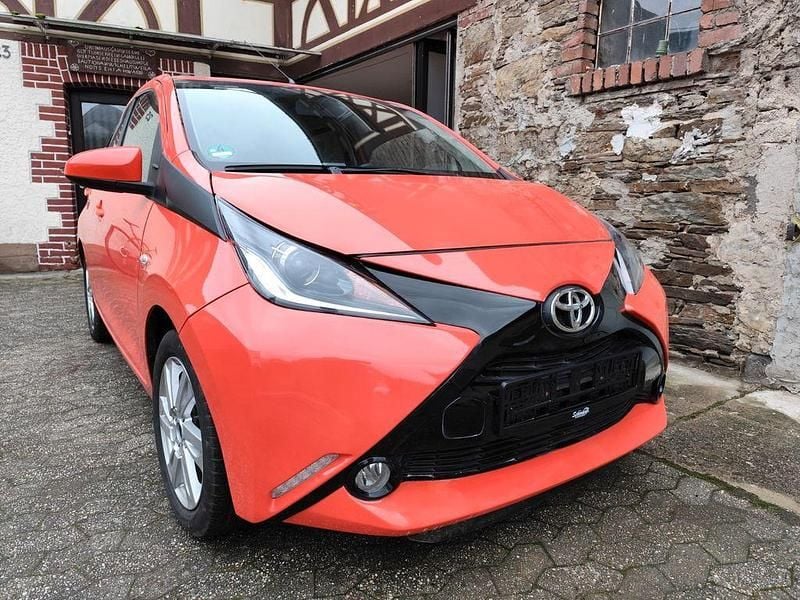 Orange Gebraucht 2015 Toyota Aygo X-play Kleinwagen | 6.500 € (Guter Preis) - Bild 1/4
