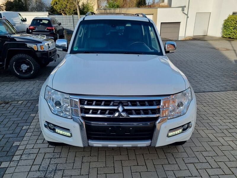 Weiß Gebraucht 2016 Mitsubishi Pajero SUV | 21.999 € (Etwas zu teuer) - Bild 1/4