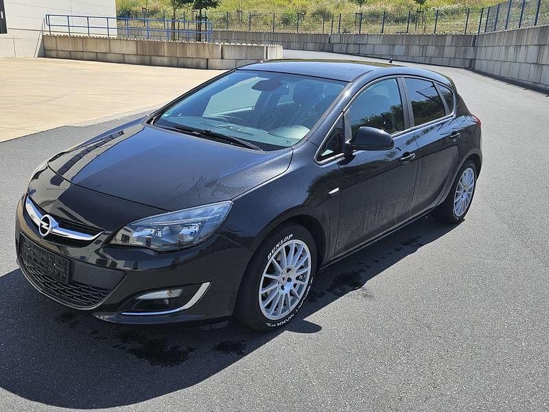 Schwarz Gebraucht 2013 Opel Astra Limousine | 8.000 € (Teuer) - Bild 1/4