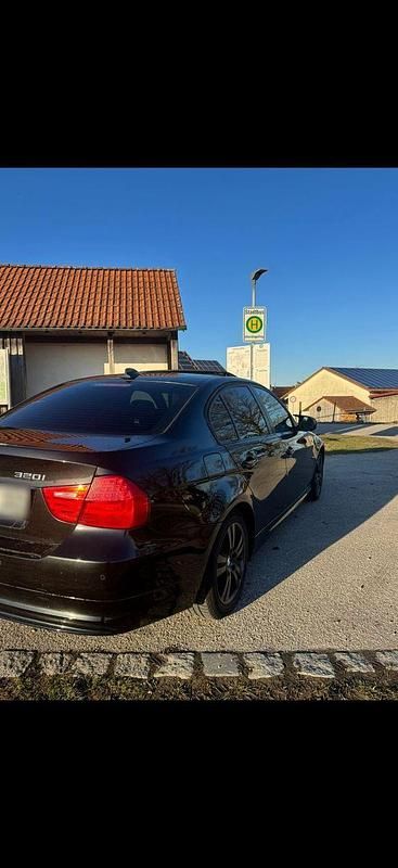 Gebraucht BMW 320 170 PS (125 kW) 2010 Schwarz Limousine