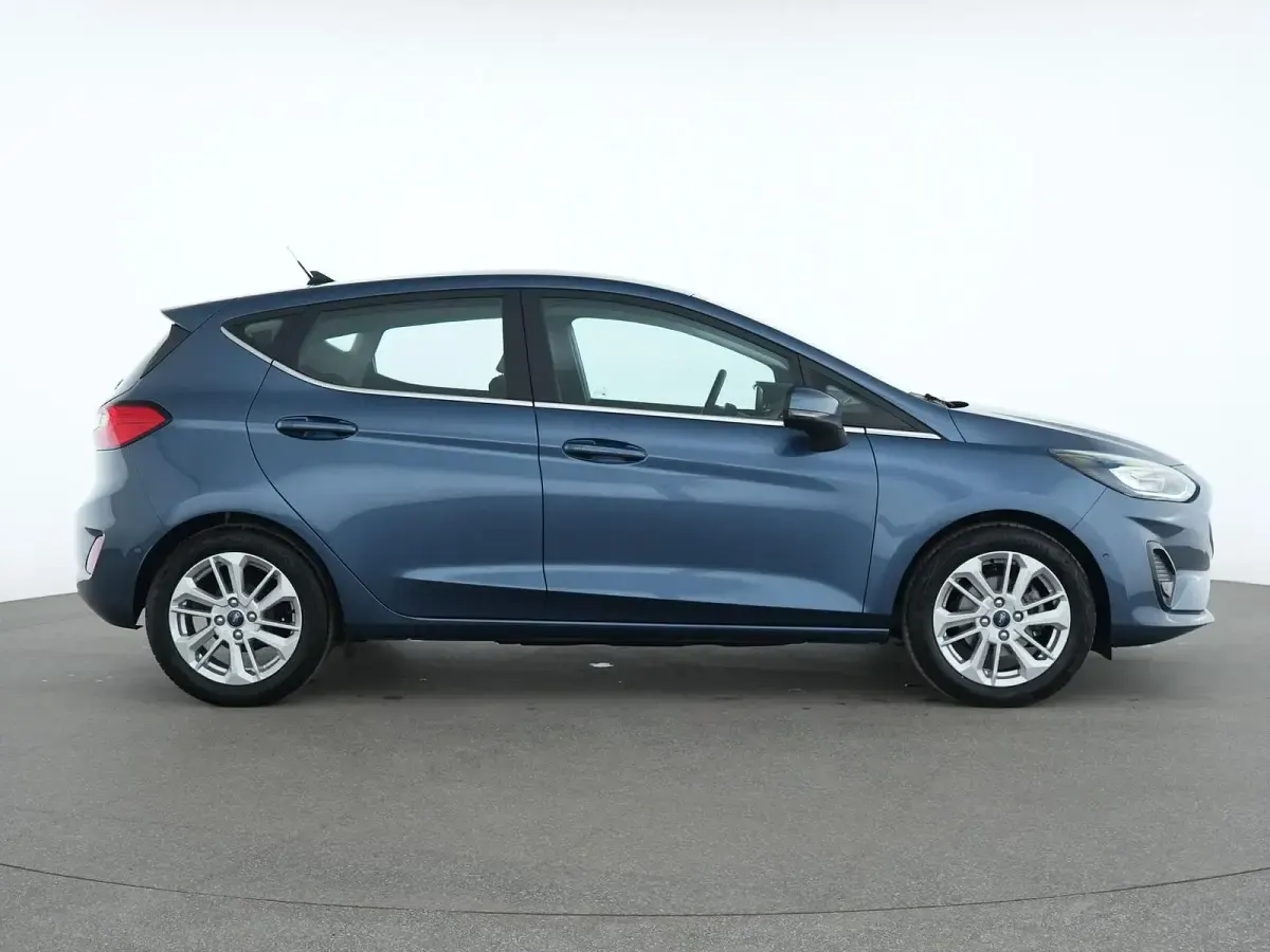 Gebraucht Ford Fiesta Titanium 125 PS (91 kW) 2022 Chroma blau Kleinwagen