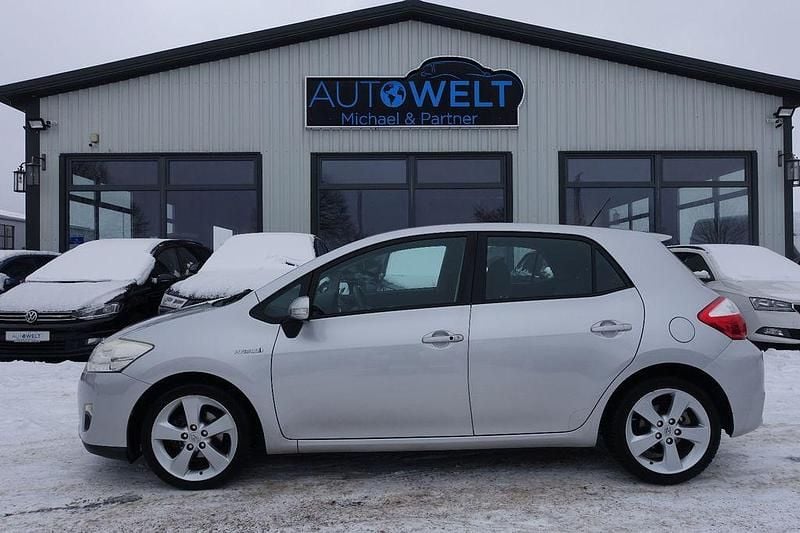 Gebraucht Toyota Auris Hybrid 99 PS (72 kW) 2012 Silber Limousine