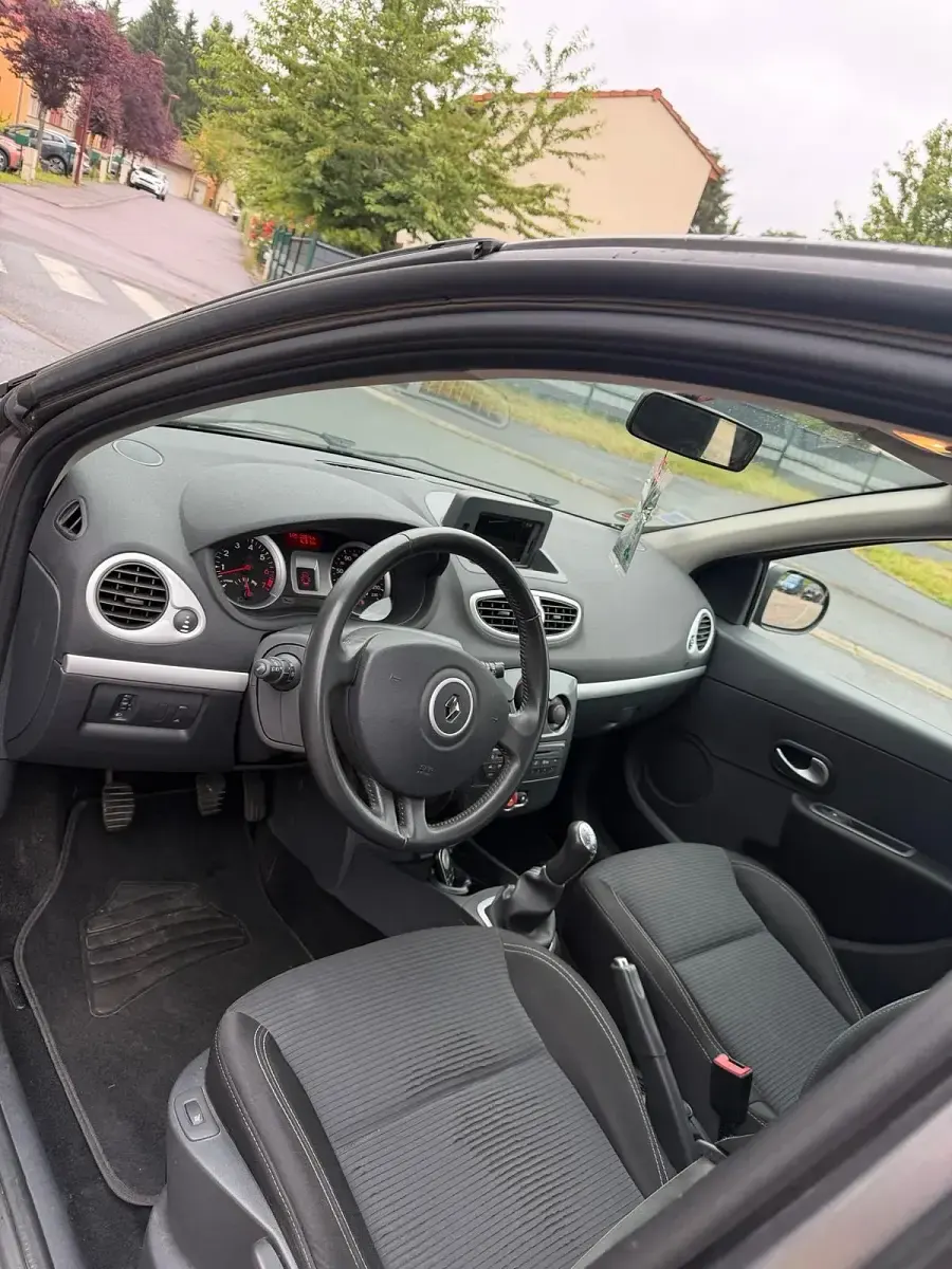 Gebraucht Renault Clio III 100 PS (73 kW) 2012 Grau Kleinwagen