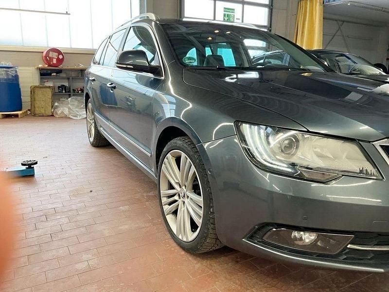 Gebraucht Skoda Superb Elegance 170 PS (125 kW) 2014 Grau Kombi