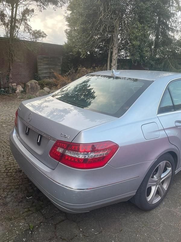 Second-hand Mercedes E220 170 CP (125 kW) 2011 Argintiu Berlinǎ