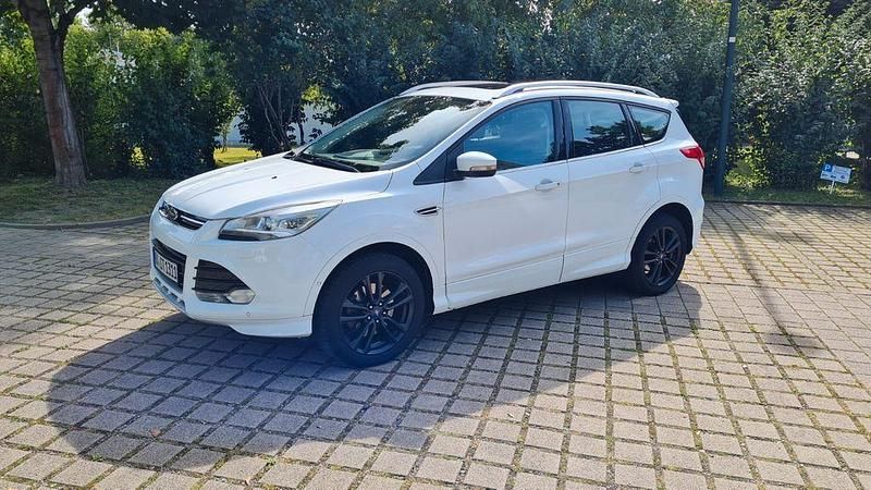 Weiß Gebraucht 2015 Ford Kuga SYNC Edition SUV | 14.500 € (Fairer Preis) - Bild 1/4