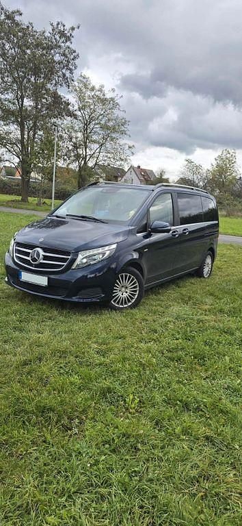 Blau Gebraucht 2017 Mercedes V220 Avantgarde Edition Van / Kleinbus | 32.000 € (Guter Preis) - Bild 1/4