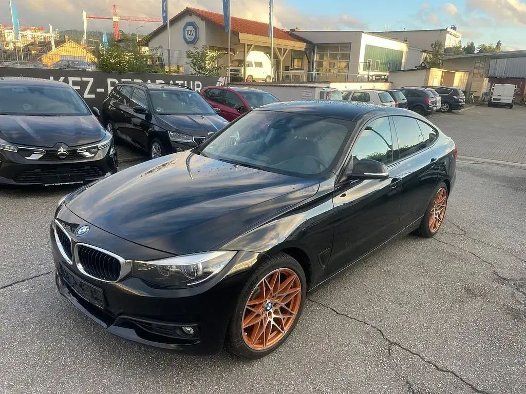 Używany BMW 330 Advantage 258 KM (189 kW) 2017 Czarny Sedan/Limuzyna