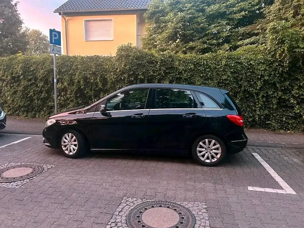 Gebraucht Mercedes B200 156 PS (114 kW) 2014 Schwarz Kleinwagen