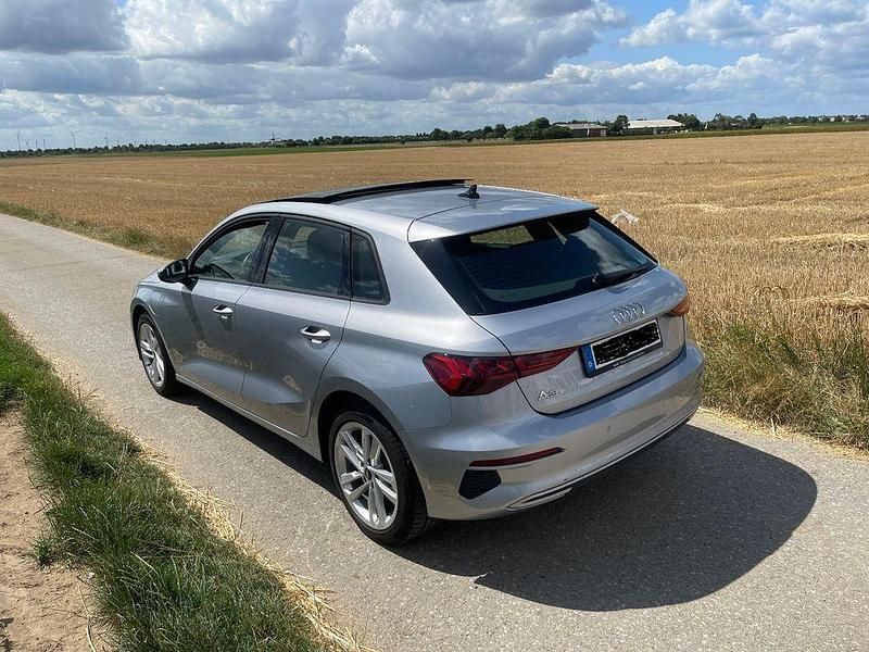Silber Gebraucht 2022 Audi A3 Sportback e-tron Advanced Limousine | 24.600 € (Superpreis) - Bild 1/4