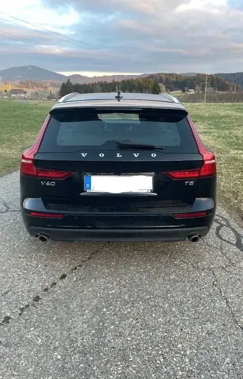 Gebraucht Volvo V60 Momentum 250 PS (183 kW) 2019 Schwarz Kombi