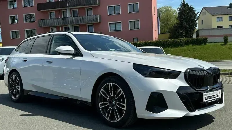 Gebraucht BMW 520 M Sport 197 PS (144 kW) 2025 Weiß Kombi