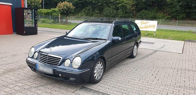 Blau Gebraucht 2002 Mercedes E270 Avantgarde Kombi | 2.850 € (Fairer Preis) - Bild 1/4