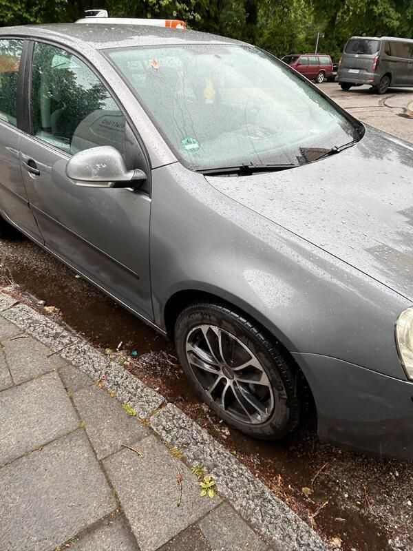 Grau Gebraucht 2005 VW Golf V Kleinwagen | 900 € (Superpreis) - Bild 1/4