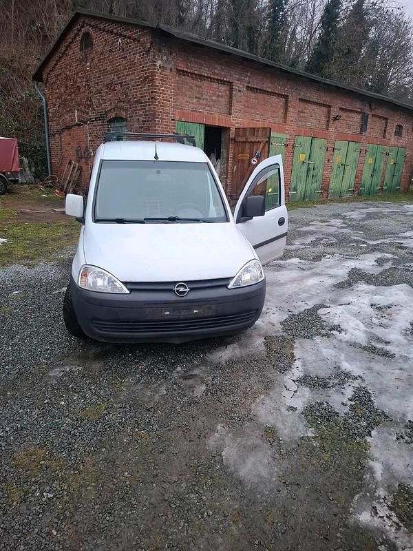 Weiß Gebraucht 2010 Opel Combo Limousine | 777 € (Superpreis) - Bild 1/4