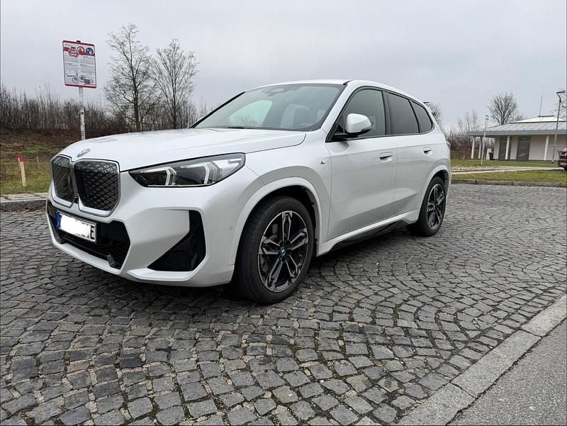 Weiß Gebraucht 2024 BMW iX1 Luxury Line SUV | 41.000 € (Guter Preis) - Bild 1/4
