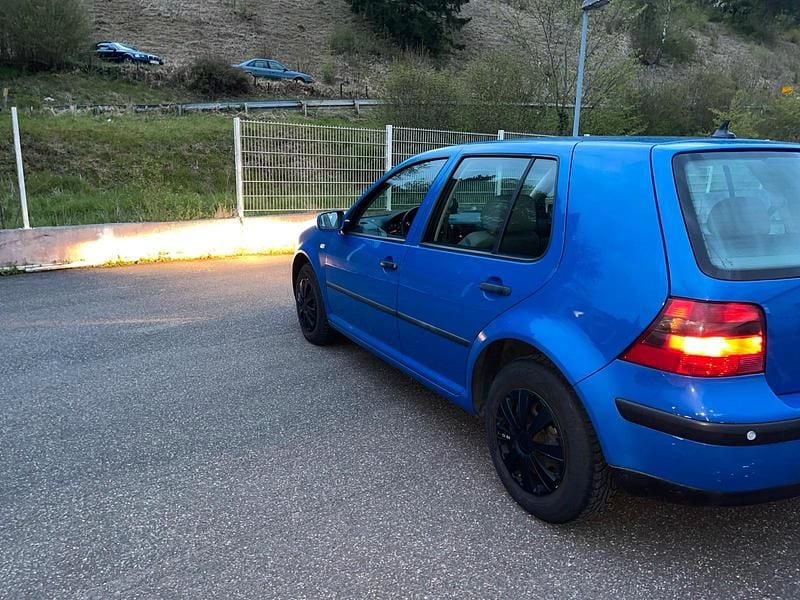 Blau Gebraucht 2000 VW Golf IV Kleinwagen | 1.200 € (Guter Preis) - Bild 1/4