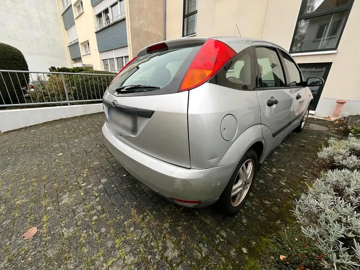 Gebraucht Ford Focus 75 PS (55 kW) 2001 Silber Limousine